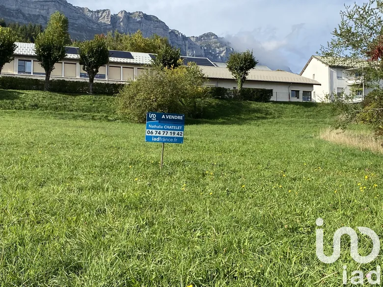 Terrain à bâtir à Plateau-des-Petites-Roches (38660) · 147 000 €
