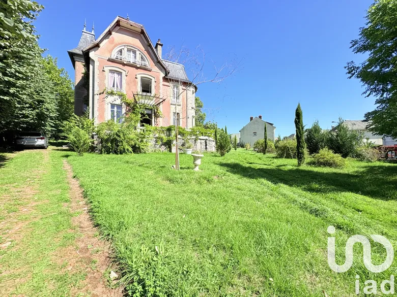 Maison 9 pièces 271 m² · à Mauriac · 270,8 m² · 268 000 €