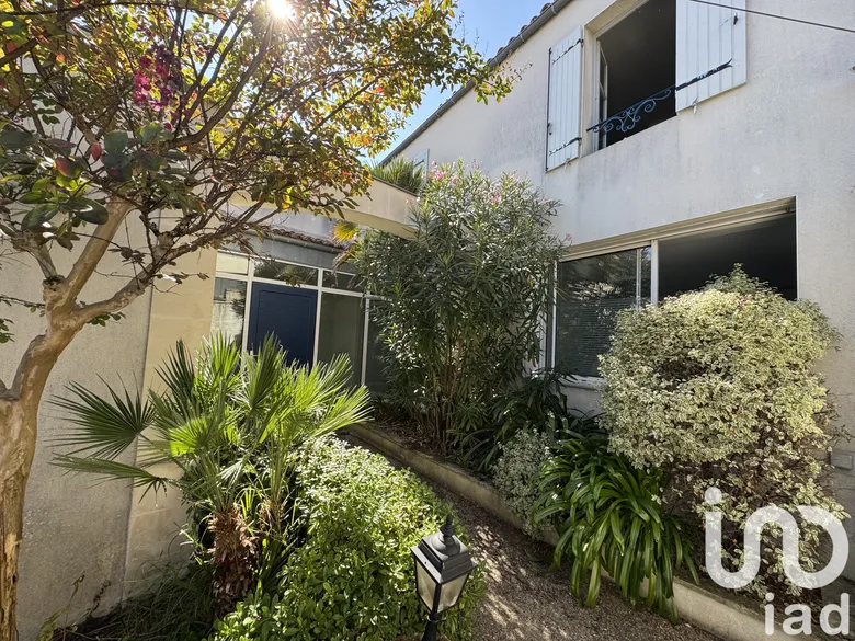 Immeuble 179 m² · à Saintes · 179 m² · 272 000 €