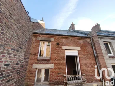 Building at Hirson (02500)