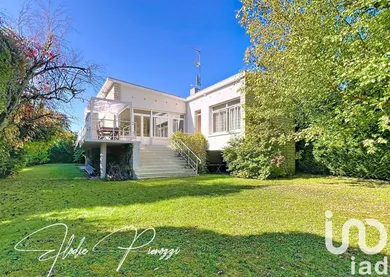 Architectural house at Vaux-sur-Seine (78740)