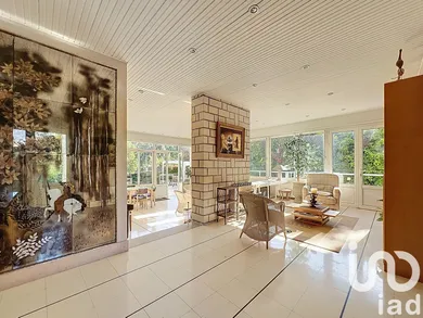 Architectural house at Vaux-sur-Seine (78740)