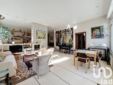 Architectural house at Vaux-sur-Seine (78740)