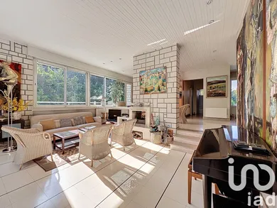 Architectural house in Vaux-sur-Seine (78740)