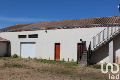 Building at Les Martres-d'Artière (63430)