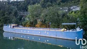 Barge at Vernou-la-celle-sur-seine (77670)