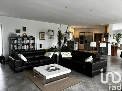 Architectural house at Vernègues (13116)