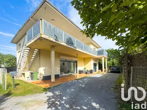 Architectural house in Artigues-près-Bordeaux (33370)