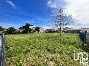 Land at Bruges (33520)