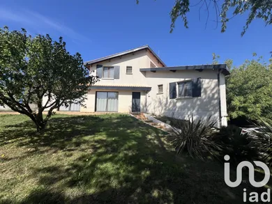 Architectural house in Branne (33420)