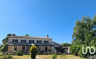 Horses property at Plassay (17250)