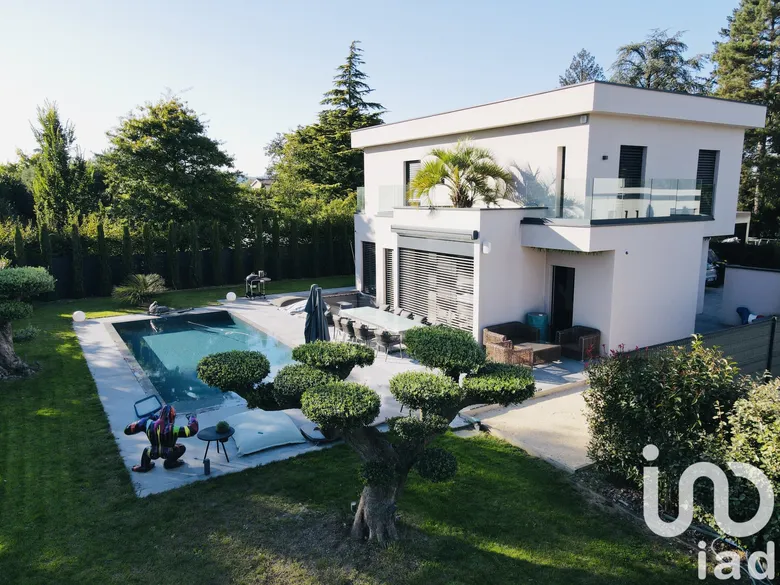 Maison 8 pièces 240 m² · à Lissieu · 240 m² · 1 200 000 €