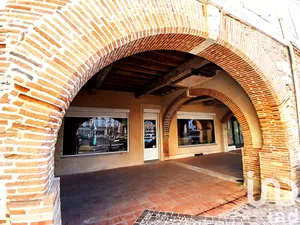 Building at Valence (82400)