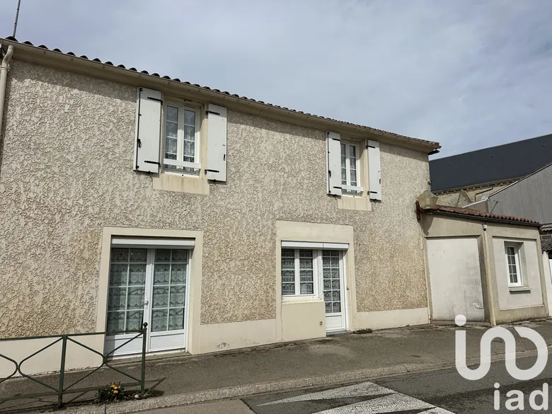 Maison 9 pièces 158 m² · à Sainte-Gemme-la-Plaine · 158 m² · 210 000 €