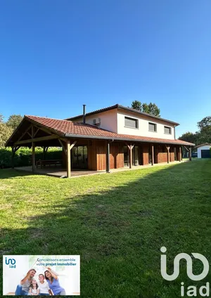 Architectural house at Saint-Julien-en-Born (40170)