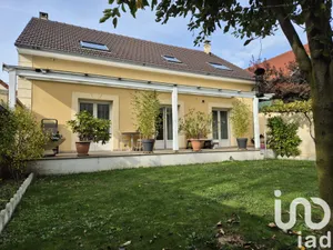 House at Stains (93240)