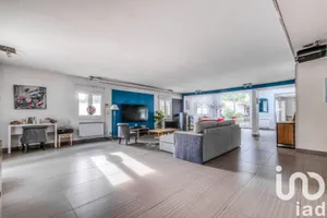 Architectural house at La Queue-en-Brie (94510)