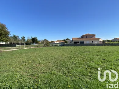 Terrain à bâtir à Bazoges-en-Paillers (85130)