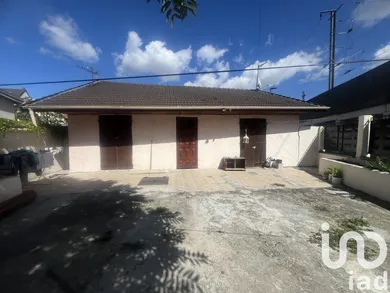 House at Stains (93240)