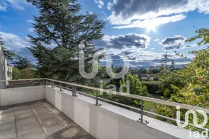 Apartment in Charbonnières-les-Bains (69260)