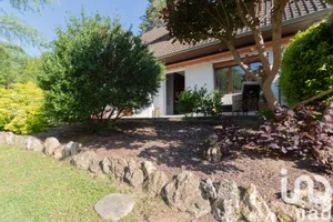 Traditional house at Vaux-sur-Seine (78740)