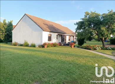 Traditional house at Teloché (72220)