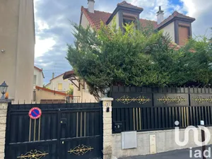 House at Stains (93240)