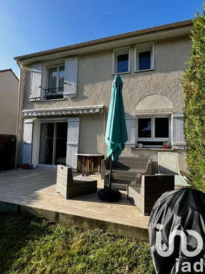 House at Plaisir (78370)