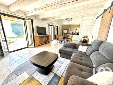 Traditional house at Sarrians (84260)