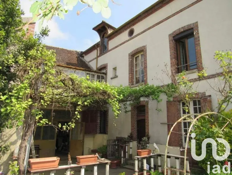 Maison 9 pièces 248 m² · à Villeneuve-sur-Yonne · 248 m² · 142 000 €