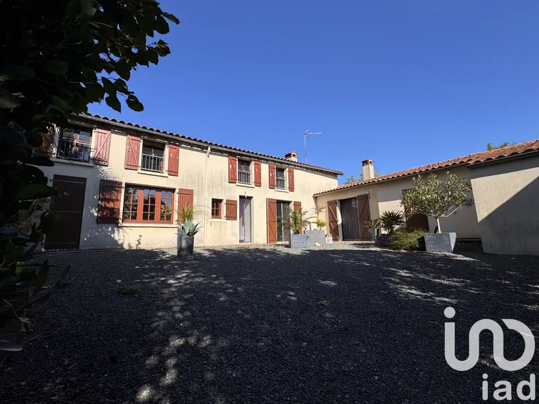 Maison 6 pièces 200 m² · à Saint-Hilaire-de-Voust · 200 m² · 180 000 €