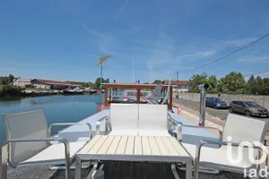 Barge in Saint-Mammès (77670)