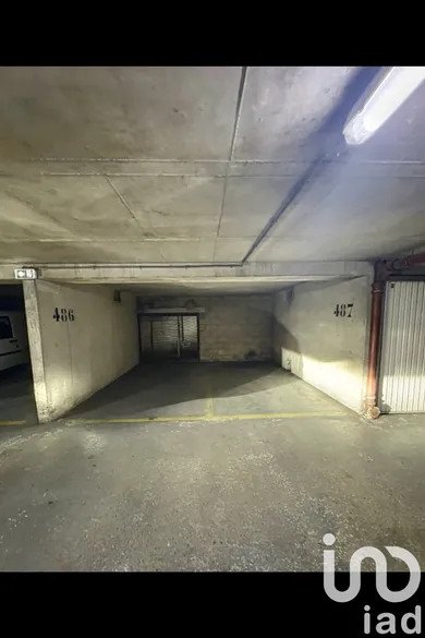 Parking à Paris (75020)