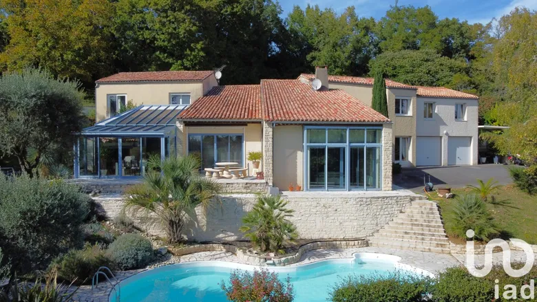 Maison 10 pièces 288 m² · à Fontenay-le-Comte · 288 m² · 537 000 €
