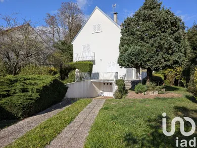 Architectural house in Ermont (95120)