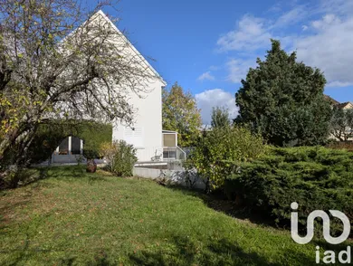 Architectural house in Ermont (95120)