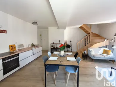 Apartment in Saint-Laurent-de-Chamousset (69930)