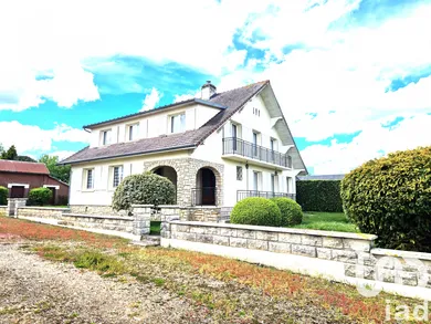 Architectural house at Moliens (60220)