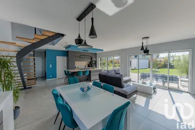 Architectural house in Saint-Cyr-sur-Loire (37540)