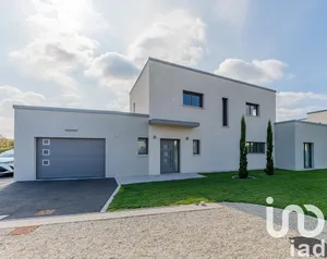 Architectural house at Saint-Cyr-sur-Loire (37540)