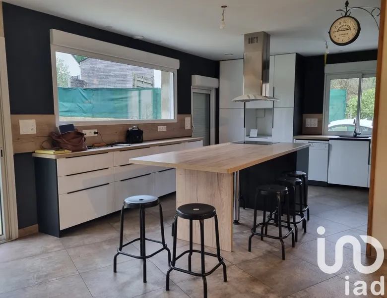 Maison 9 pièces 147 m² · à La Chapelle-Saint-Laud · 147 m² · 298 999 €