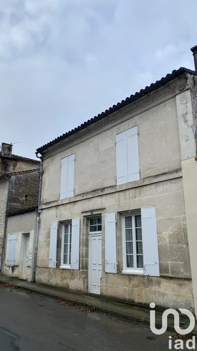 Maison de village à Saint-Même-les-Carrières (16720)
