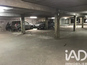 Parking à Paris (75019)