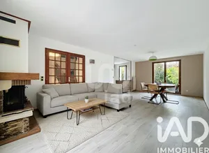 House at Plaisir (78370)