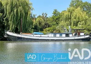 Barge at Maurecourt (78780)
