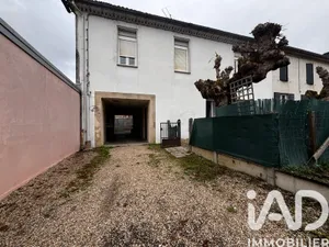 Building at Vayres (33870)