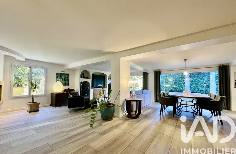 Maison 9 pièces 246 m² · à La Tour-de-Salvagny · 246 m² · 899 000 €