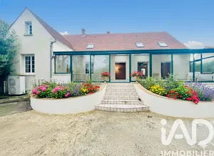 Traditional house at Verneuil-en-Halatte (60550)