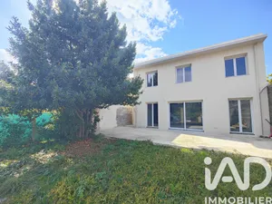 Architectural house at Sainte-Geneviève-des-Bois (91700)