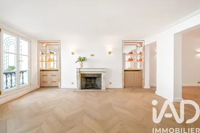 Apartment in Paris (75007)